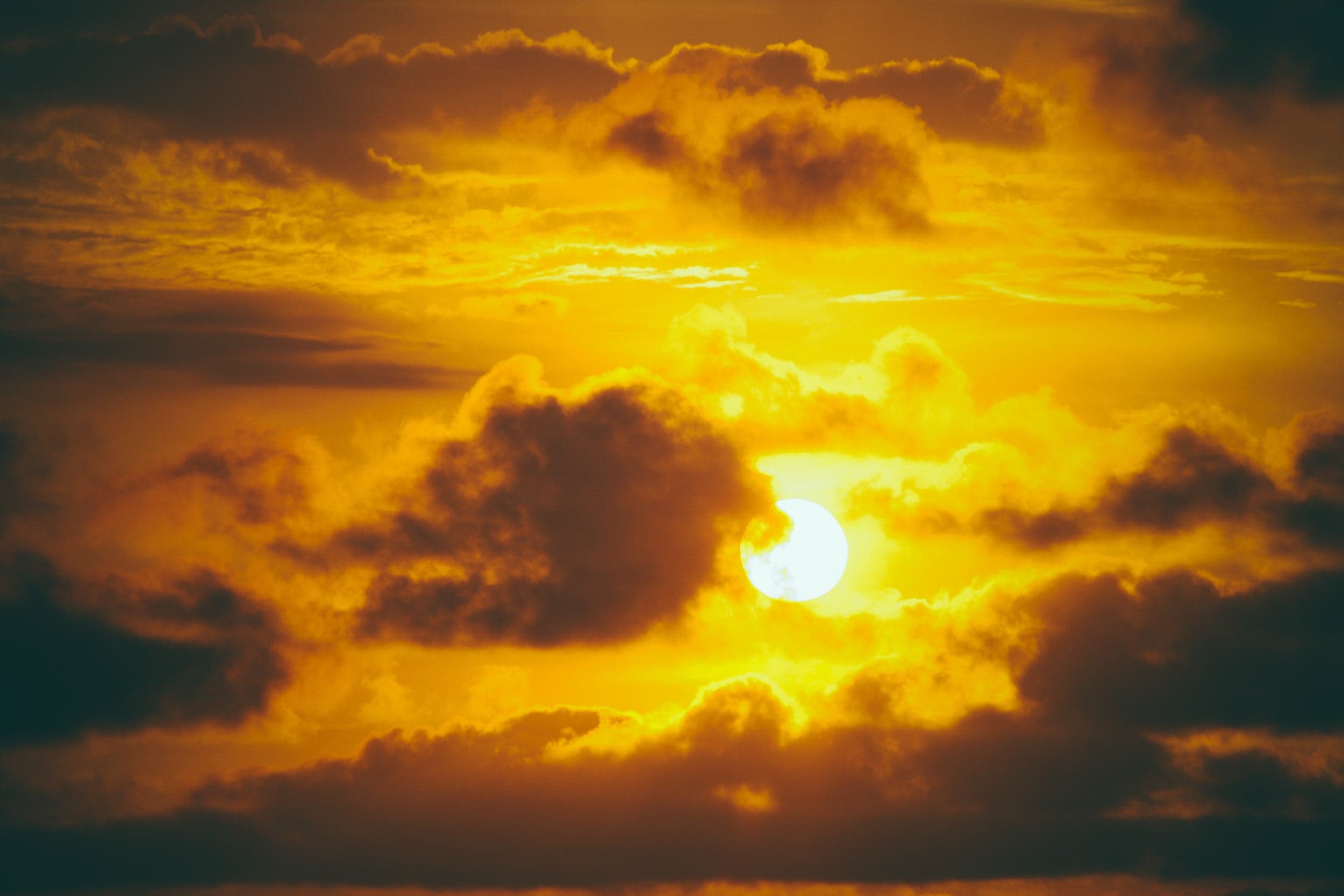 A luminous sky at the threshold of light